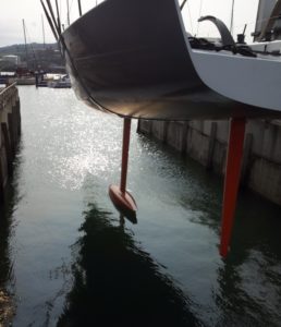 Casco T42R barco suspendido entrando en el agua
