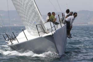 Regata Villa de Gijón 2014, barco T42R navegando visto de proa